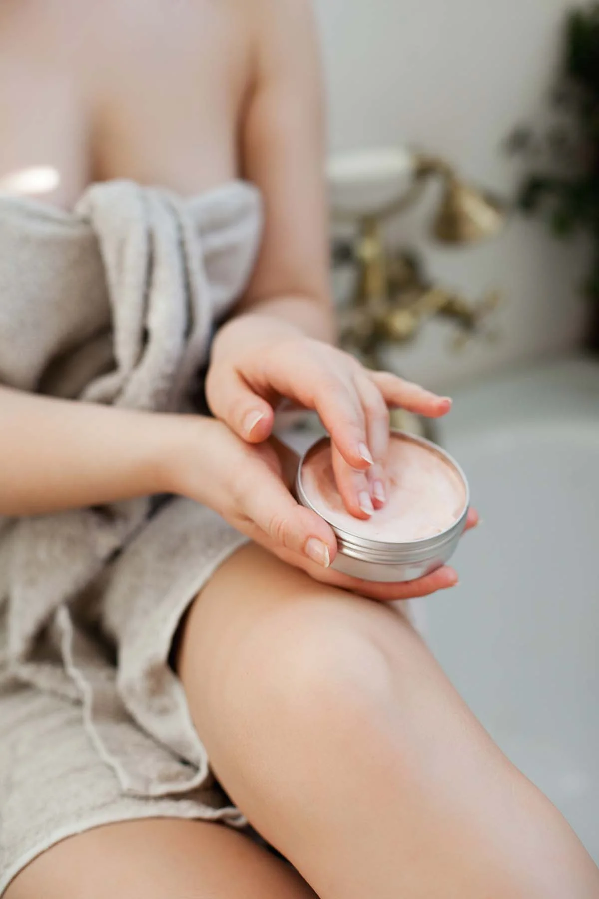 Aplicação de creme corporal